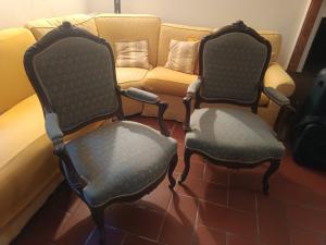 Par de poltronas em nogueira